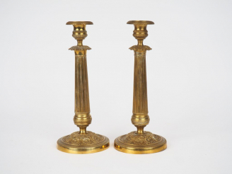 Vente aux enchères Paire de bougeoirs Restauration en bronze et laiton à décor de feuilla