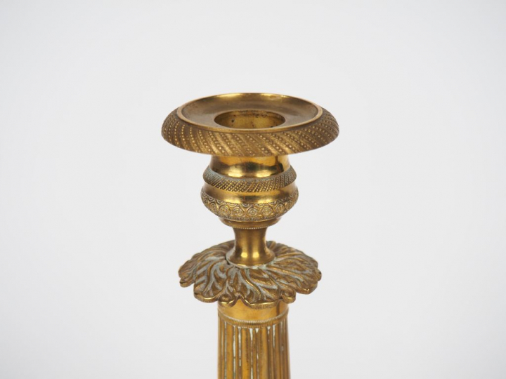 Paire de bougeoirs Restauration en bronze et laiton à décor de feuilla