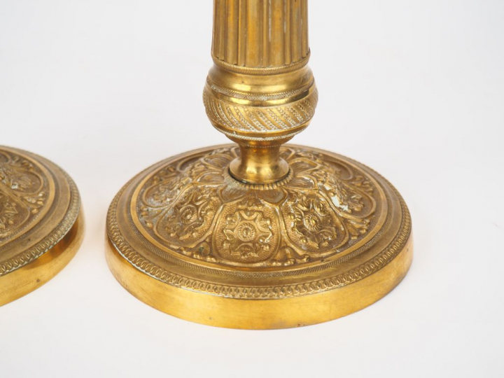 Paire de bougeoirs Restauration en bronze et laiton à décor de feuilla