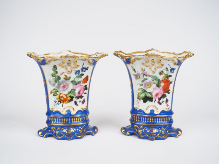 Paire de vases Napoléon III en porcelaine de Paris, à décor de fleurs 