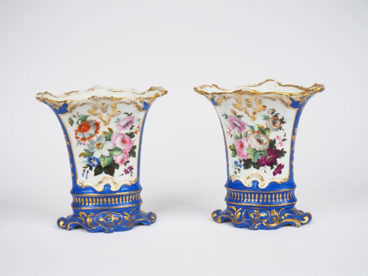 Paire de vases Napoléon III en porcelaine de Paris, à décor de fleurs 
