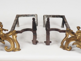 Vente aux enchères Paire de chenets Louis XV, en bronze et fer forgé, modèle au chinois. 