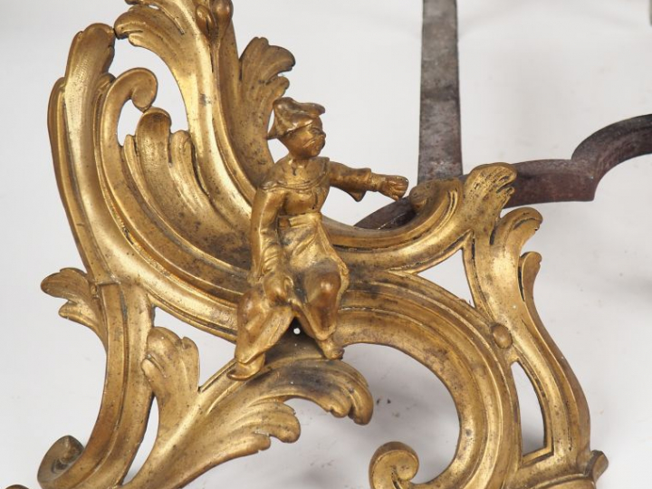 Paire de chenets Louis XV, en bronze et fer forgé, modèle au chinois. 