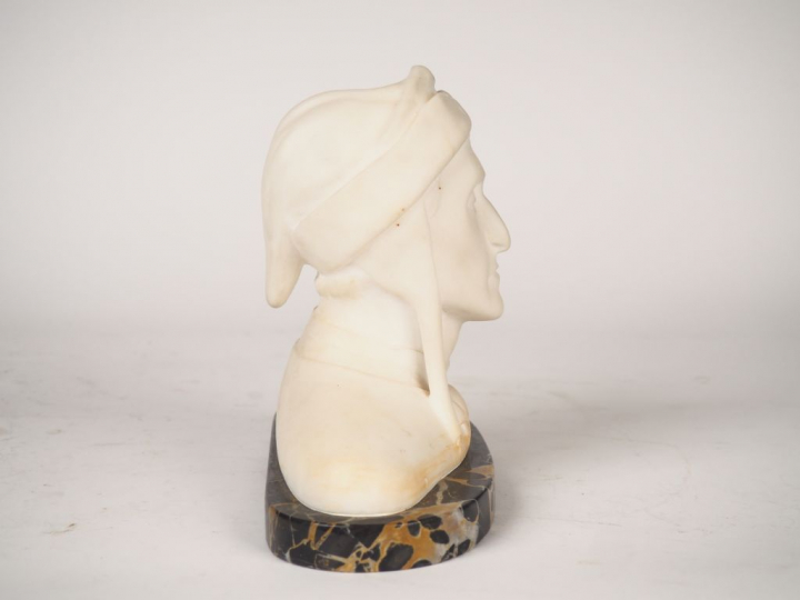 Ecole française début XXème. "Portrait de Dante" Sujet en albâtre sur 