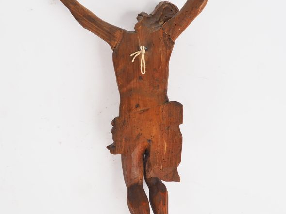 Christ de style Haute-Epoque en bois sculpté. Dim. 38 x 25 cm.