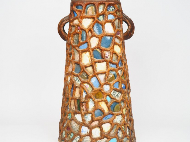 Porte parapluie en céramique brune à décor de tessons de faïence. H. 6