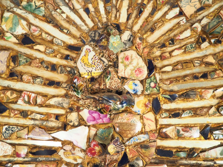 Panneau décoratif en bois incrusté de tessons de céramique et de verre