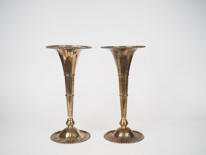 Paire de vases cornet sur piédouche de style Art Déco en métal argenté