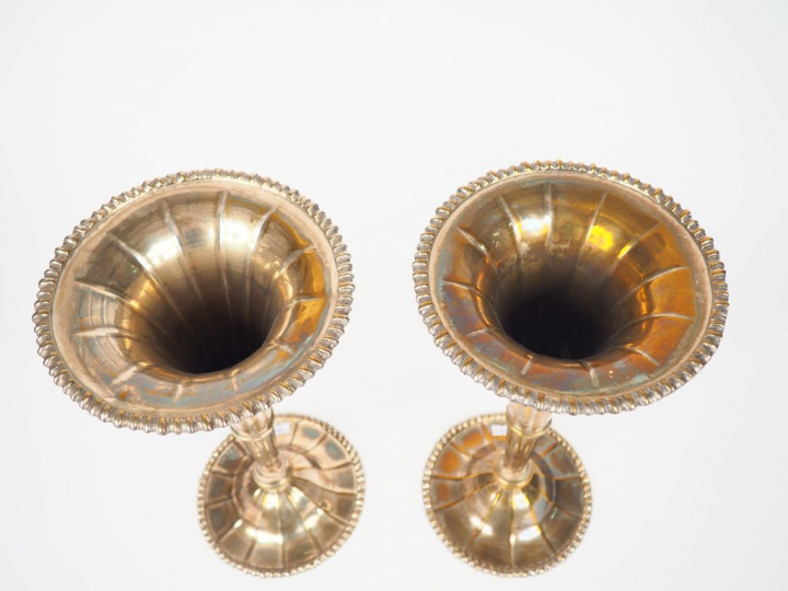 Paire de vases cornet sur piédouche de style Art Déco en métal argenté