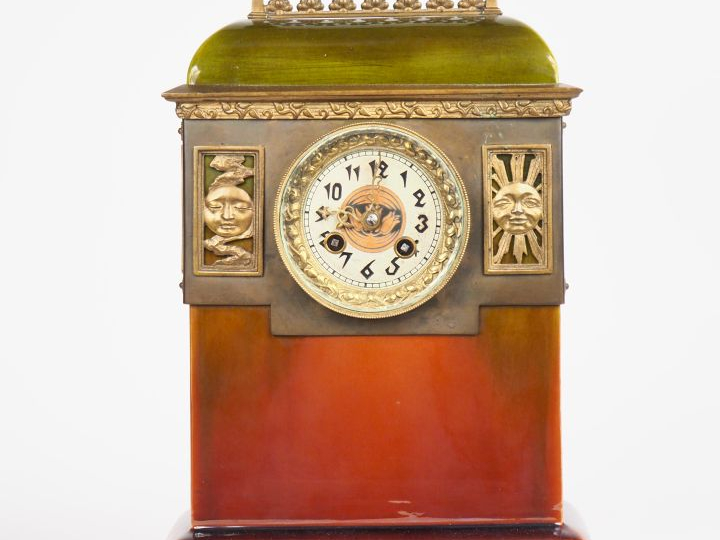 Pendule borne Art Déco en céramique verte et brune, belle ornementatio