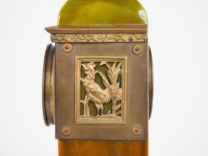 Pendule borne Art Déco en céramique verte et brune, belle ornementatio