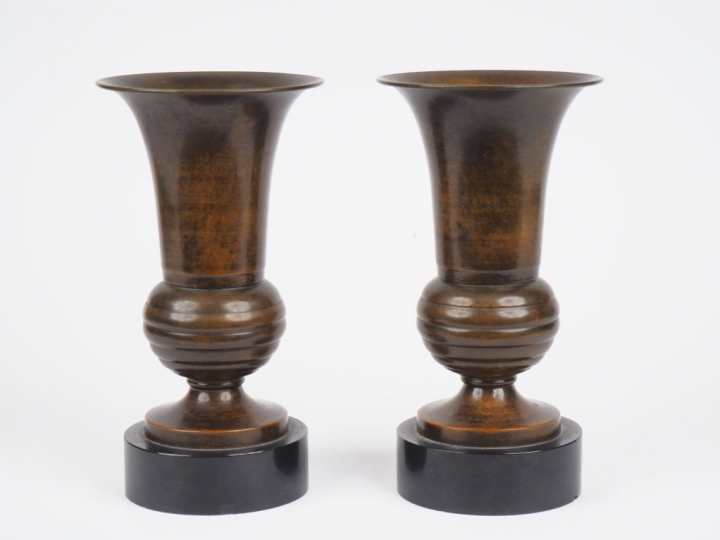 Paire de vases cornet de style Art Déco en métal patiné sur des socles