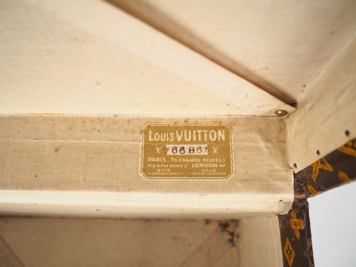 Louis VUITTON. Malle cubique de voyage en toile monogrammée.  Inscript
