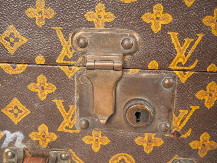 Louis VUITTON. Malle cubique de voyage en toile monogrammée.  Inscript