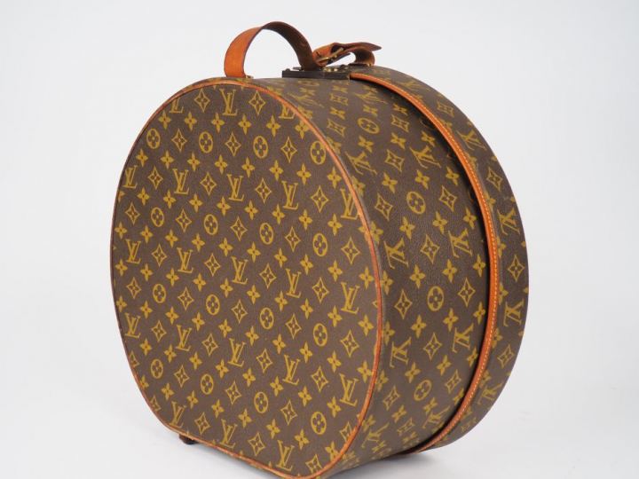 Louis VUITTON. Boite à chapeaux circulaire en toile monogrammée.  Numé