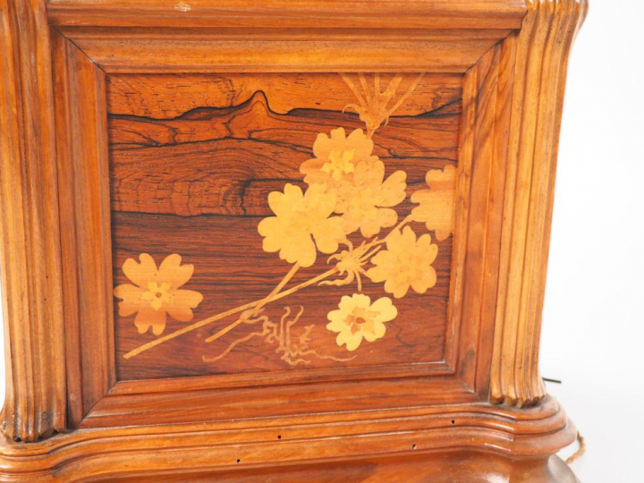 GALLE.  Vitrine en marqueterie à décor de fleurs. Signée. Dim. 152 x 3