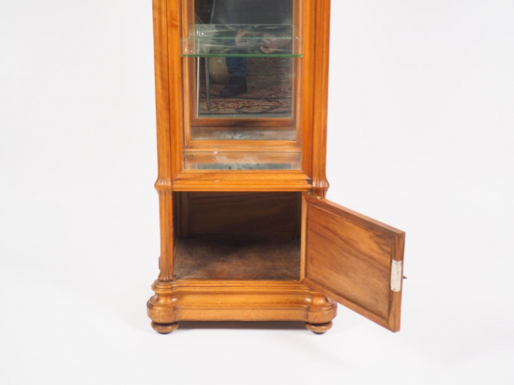 GALLE.  Vitrine en marqueterie à décor de fleurs. Signée. Dim. 152 x 3