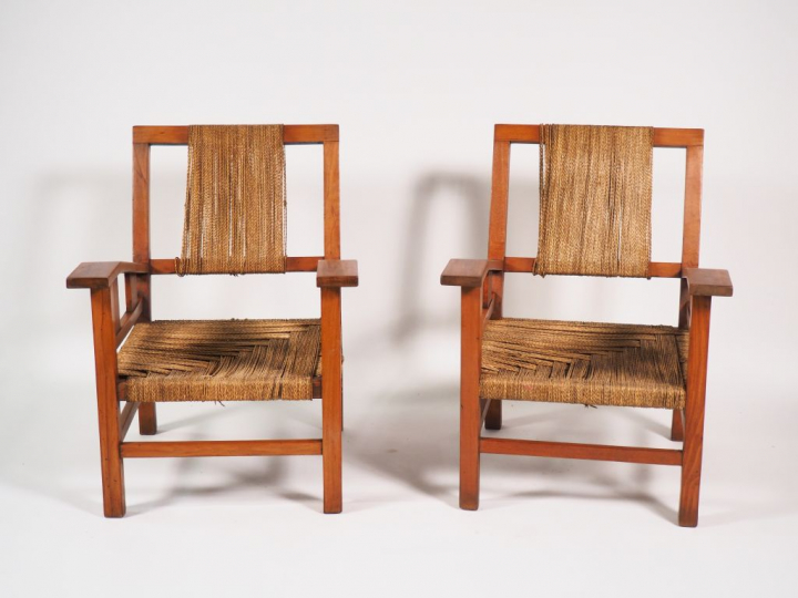 Francis JOURDAIN. Mobilier de salon en bois naturel et cordage compren