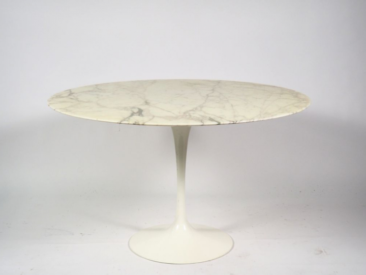 Eero SAARINEN.  Table 'Tulip' en marbre et métal. Signée. Diam. 120 cm