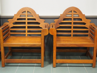Vente aux enchères Paire de fauteuils de jardin en teck.