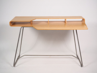 Vente aux enchères Bureau plat en sycomore et métal. Dim. 81,5 x 134 x 66 cm