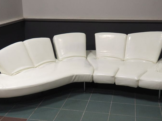 Francesco BINFARE pour EDRA. Canapé "Flap" en cuir blanc et métal chro