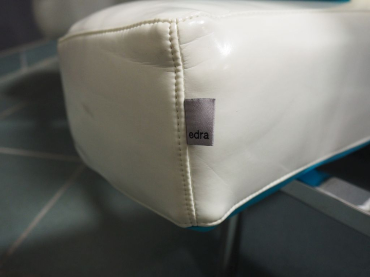 Francesco BINFARE pour EDRA. Canapé "Flap" en cuir blanc et métal chro