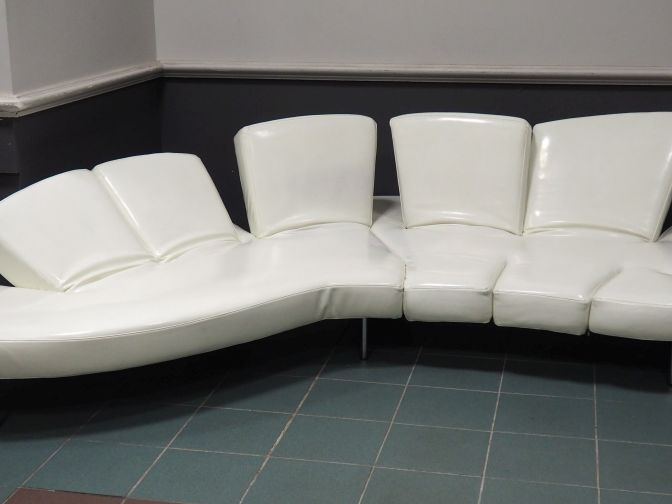 Francesco BINFARE pour EDRA. Canapé "Flap" en cuir blanc et métal chro