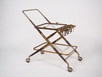 Vente aux enchères Cesare LACCA.  Table roulante en acajou verre et laiton. Dim. 72 x 68 