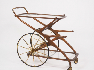 Vente aux enchères Cesare LACCA.  Table roulante en acajou et verre. H. 88 cm