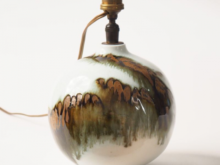 DEVIE. Vase boule en céramique polychrome à décor mêlé. Signé et daté 