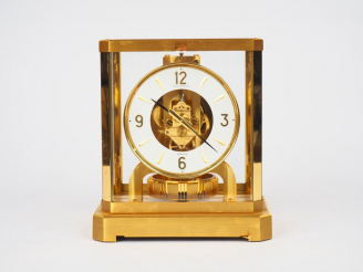 Vente aux enchères JAEGER LECOULTRE. Pendule "Atmos" Signée.  Dim. 23,5 x 21 cm