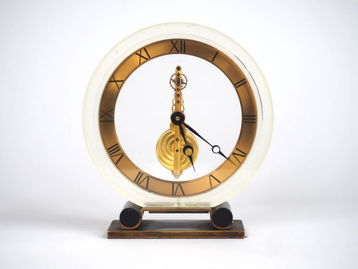 JAEGER LECOULTRE. Pendulette  H. 14 cm  (marque effacée)