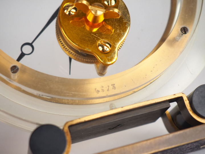 JAEGER LECOULTRE. Pendulette  H. 14 cm  (marque effacée)