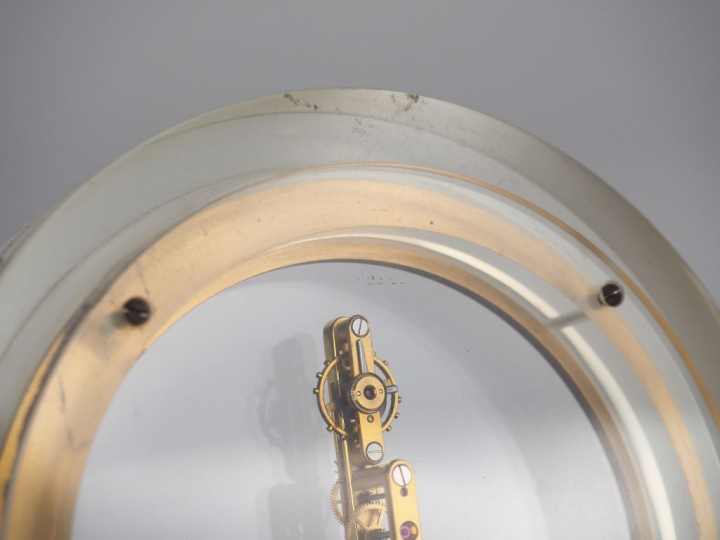 JAEGER LECOULTRE. Pendulette  H. 14 cm  (marque effacée)