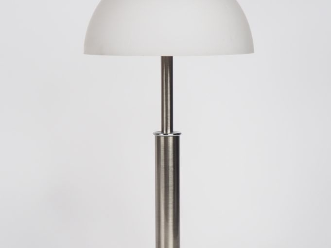 Lampe moderne en métal chromé et abat jour en verre opalin blanc. H. 3