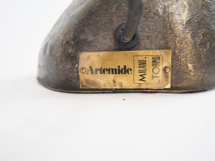 Toni CORDERO pour ARTEMIDE. Lampe Ecate en métal chromé.  H. 83 cm