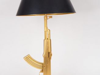 Vente aux enchères Philippe STARK pour Flos.  Lampe "Happiness is a hot gun" Etiquette de