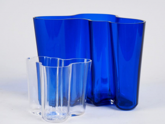 Vente aux enchères ALVAR AALTO.  Vase en verre bleu et un petit vase en verre translucide