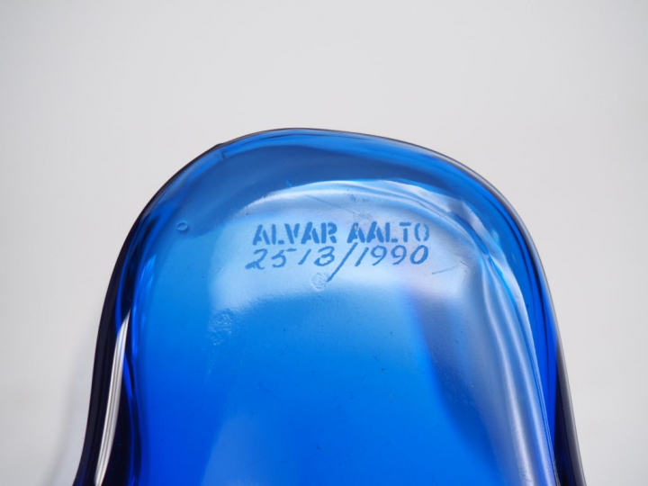 ALVAR AALTO.  Vase en verre bleu et un petit vase en verre translucide
