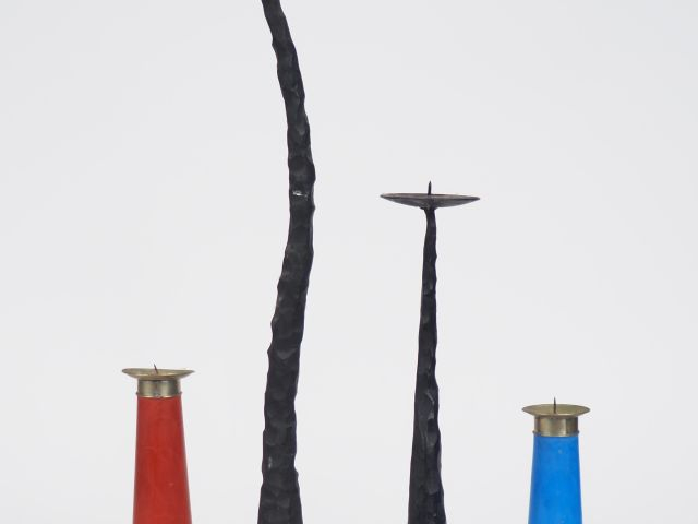 Deux différentes paires de bougeoirs modernes.
