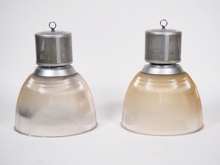 4 suspensions de style industriel en plexi et métal. H. 50 cm