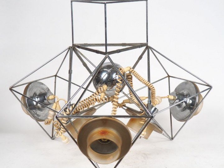 Luminaire design en métal chromé éclairant à 5 lumières. Dim. 61 x 82 