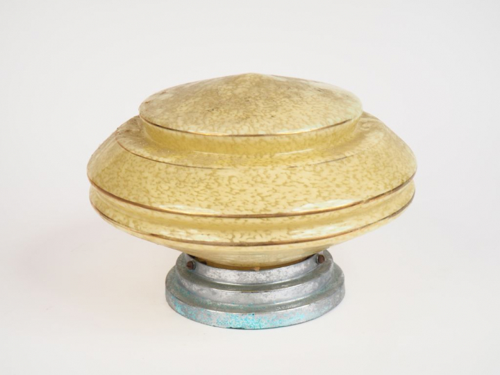 Plafonnier en verre moucheté jaune et blanc et métal. Dim. 18,5 x 26 c