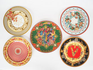 Vente aux enchères ROSENTHAL. Pour Versace 5 grandes assiettes en porcelaine polychrome "