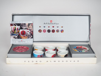 Vente aux enchères ILLY ART COLLECTION. Pedro Almodovar. 6 tasses et sous tasses à café e