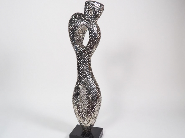 Ecole française Xxème. "jeune femme". Sculpture en métal soudé sur un 