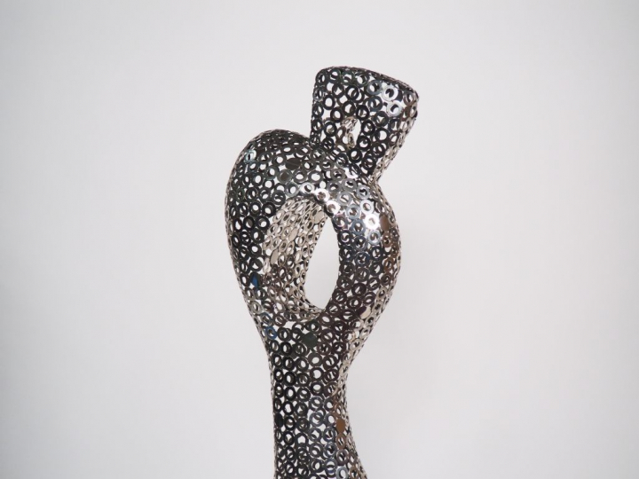 Ecole française Xxème. "jeune femme". Sculpture en métal soudé sur un 