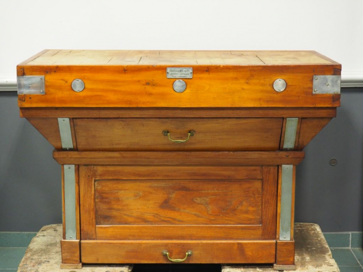 Billot de boucher ancien en bois et métal par Trussard et Cie à Sainte