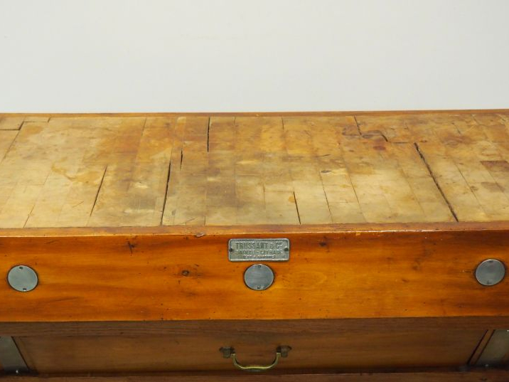 Billot de boucher ancien en bois et métal par Trussard et Cie à Sainte